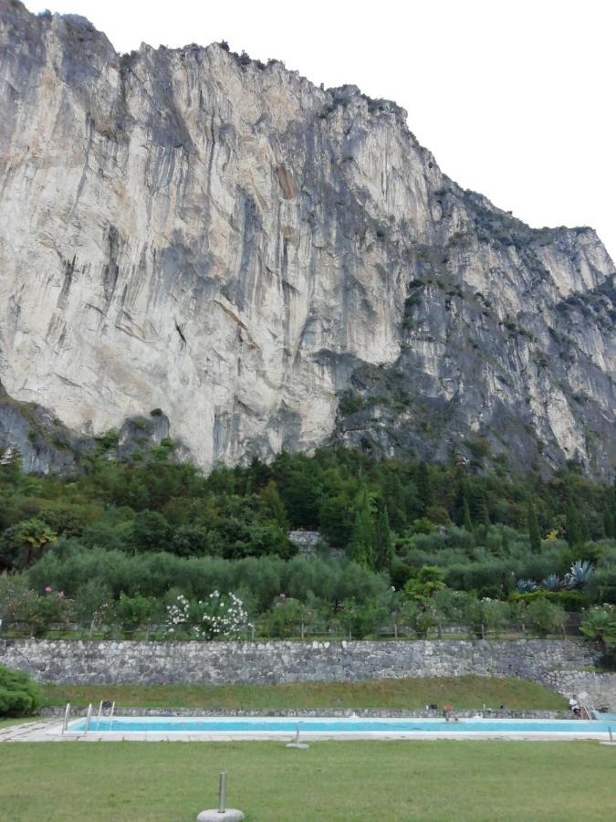 Lake & Castle View Apartment Riva del Garda Bagian luar foto