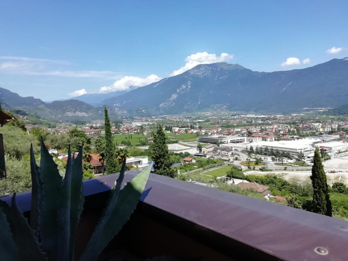 Lake & Castle View Apartment Riva del Garda Bagian luar foto