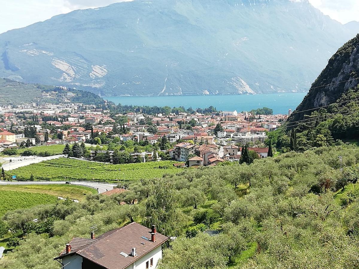 Lake & Castle View Apartment Riva del Garda Bagian luar foto