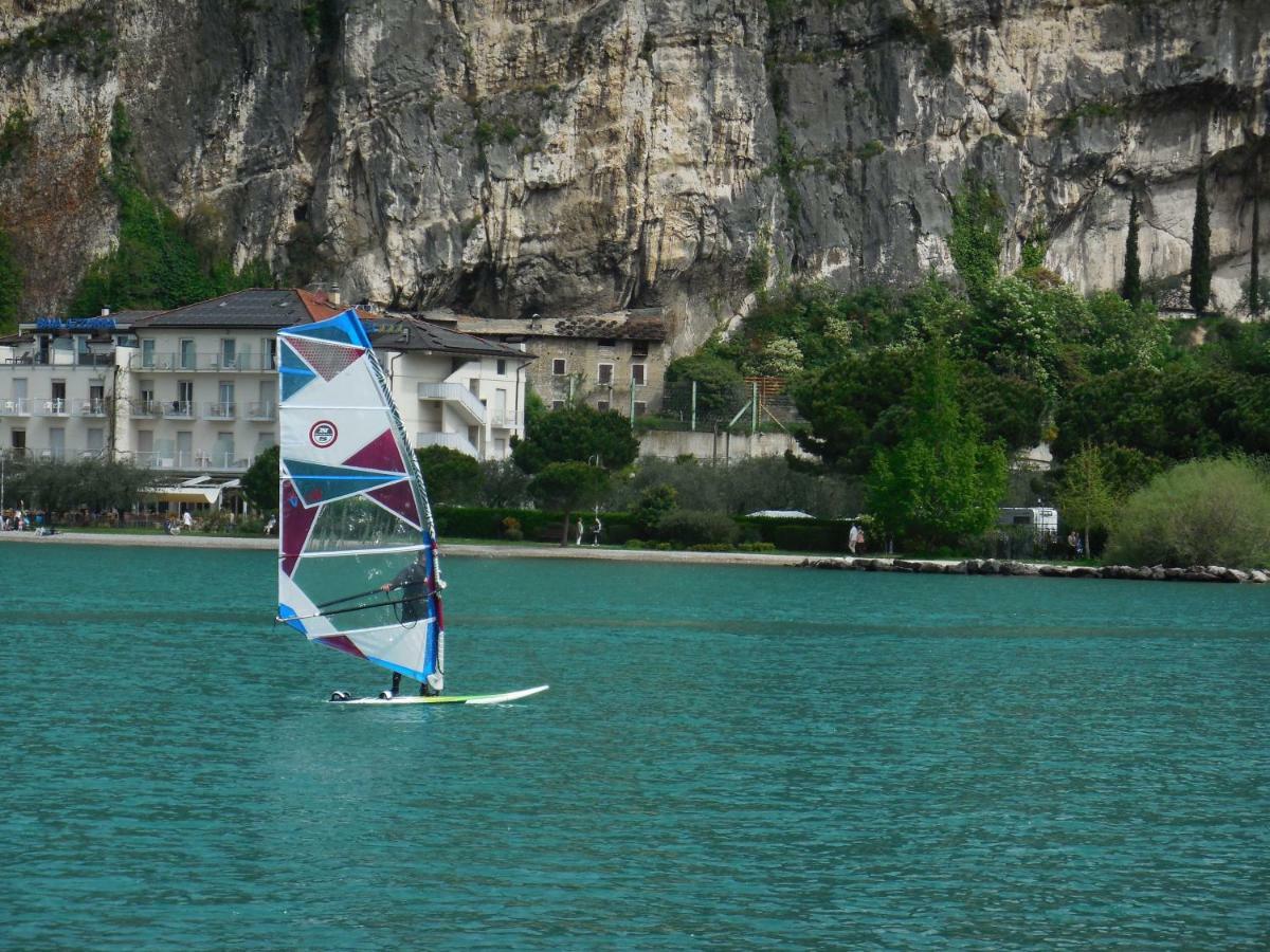 Lake & Castle View Apartment Riva del Garda Bagian luar foto