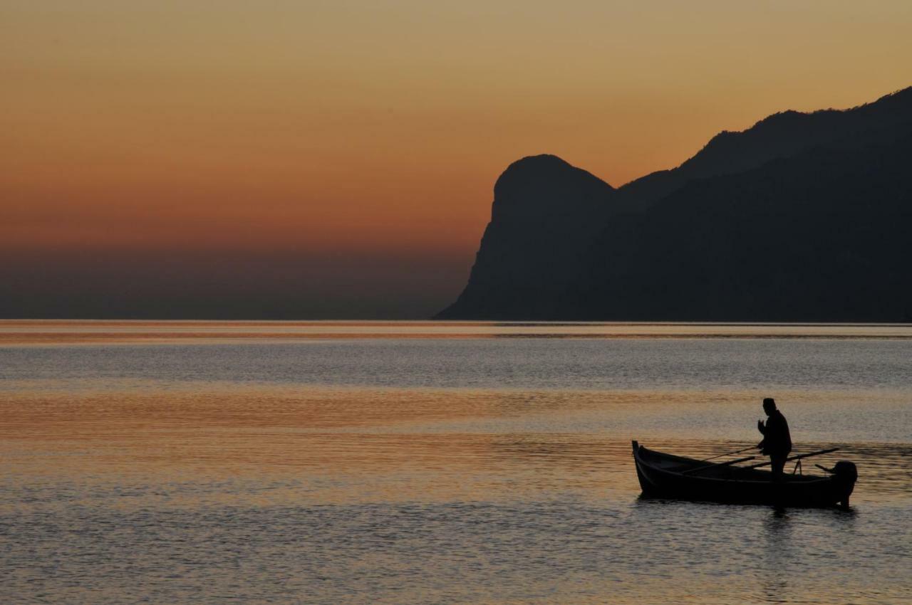 Lake & Castle View Apartment Riva del Garda Bagian luar foto
