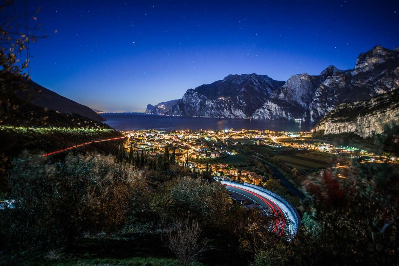 Lake & Castle View Apartment Riva del Garda Bagian luar foto